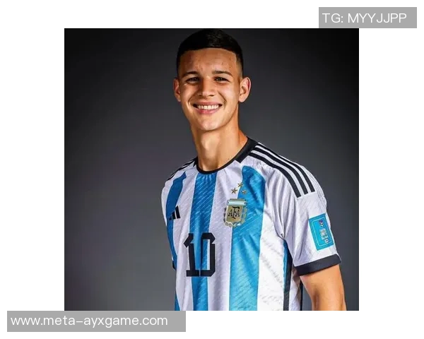 小球迷心中的偶像足球明星男孩的梦想与追逐之路